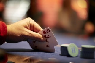 Des joueurs de poker ont été surpris lors d'une perquisition ce weekend dans un local de jeu illégal à Ebikon (LU) (image symbolique). KEYSTONE/GAETAN BALLY